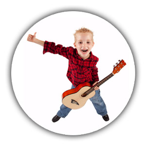 Junge mit Kindergitarre