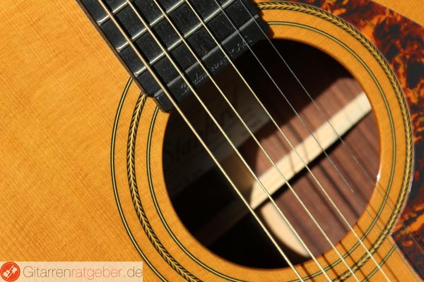 Schallloch einer Gitarre