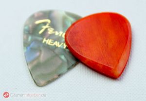Timber Tones Jazzy Tones Orange Bone Beautyshot mit Fender 351 Plektrum