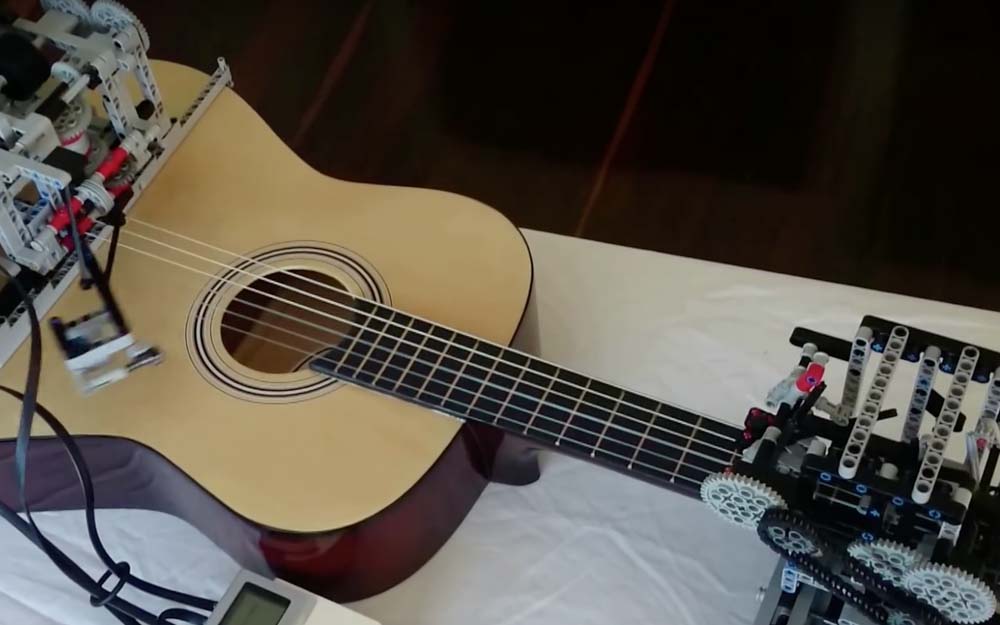 Lego spielt Gitarre